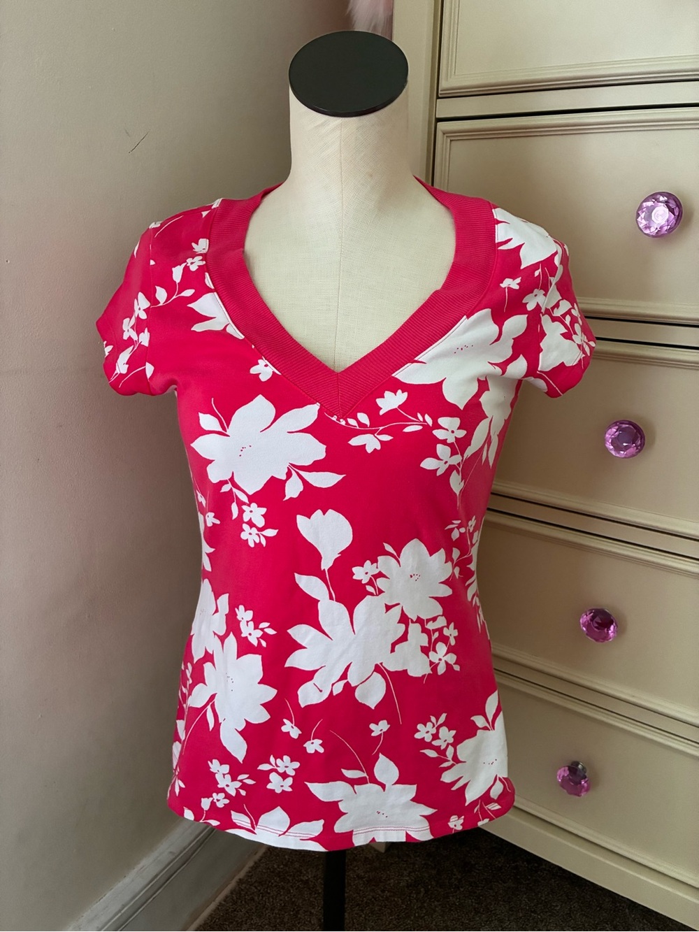 Women’s Express Sexy Stretch Hot Pink Floral V-Neck Top - White Print